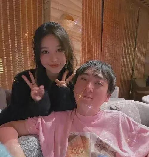 王思聪叫醒睡梦中的雪梨：“咱们分手吧，我已经腻了，门口1700万的劳斯莱斯给你了