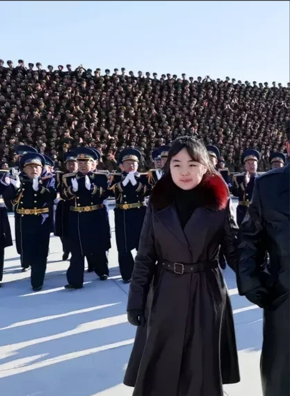 “新星女将军“视察空军。少年强则国强，自古英雄出少年。祝福新星女将军为朝鲜带来平