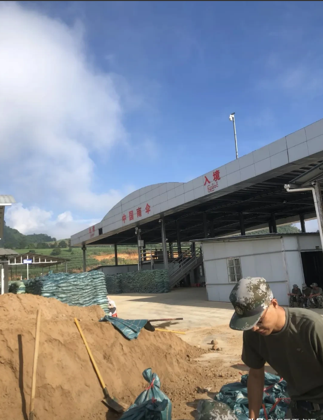 缅北打仗，位于云南的南伞口岸中国一边，已经堆起一人高的沙袋，目的就是以防万一。南