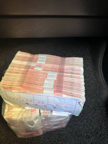 急匆匆地去取款，连手提袋都忘记拿。我只能拿了随手放到副驾驶座位上
