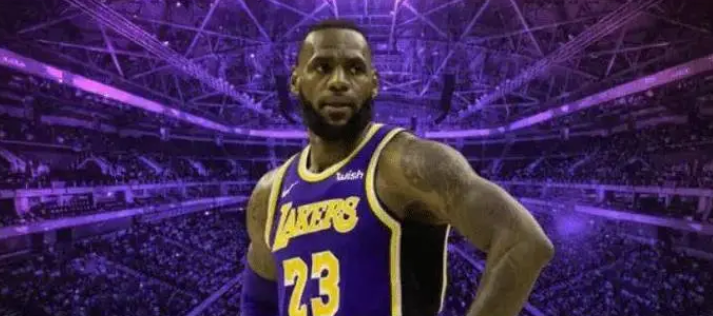 仅2小时！湖人内讧升级，美媒曝光更衣室争吵声，詹姆斯也在其中
湖人队在对阵国王的