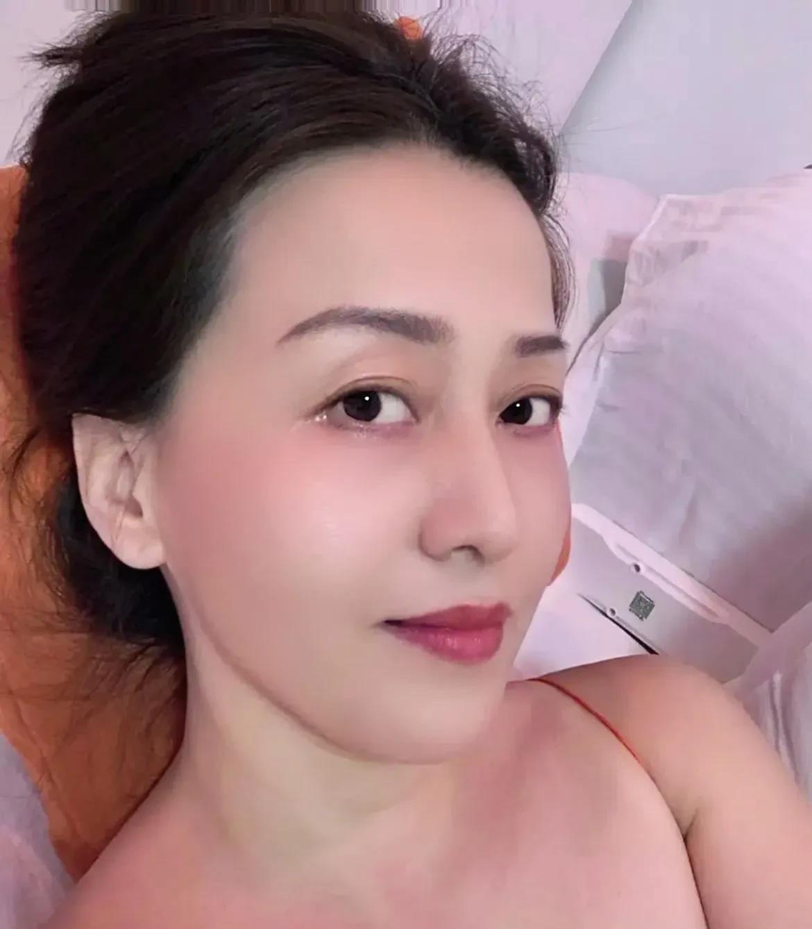 我47岁，妻子42岁。我俩不在一个单位。
她在国企单位高管，我在民营单位中层。她