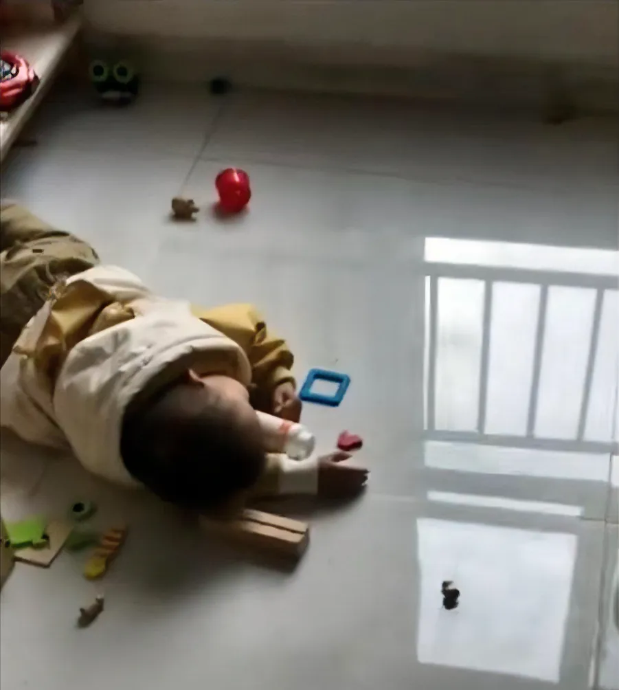 我要去接老大放学，就让婆婆在家帮忙看一下老二。可是等我回来之后，婆婆已经走了，去