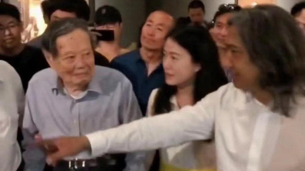 杨振宁小娇妻为拉近年龄差换发型，剪短发变贤妻，打扮太老练了
