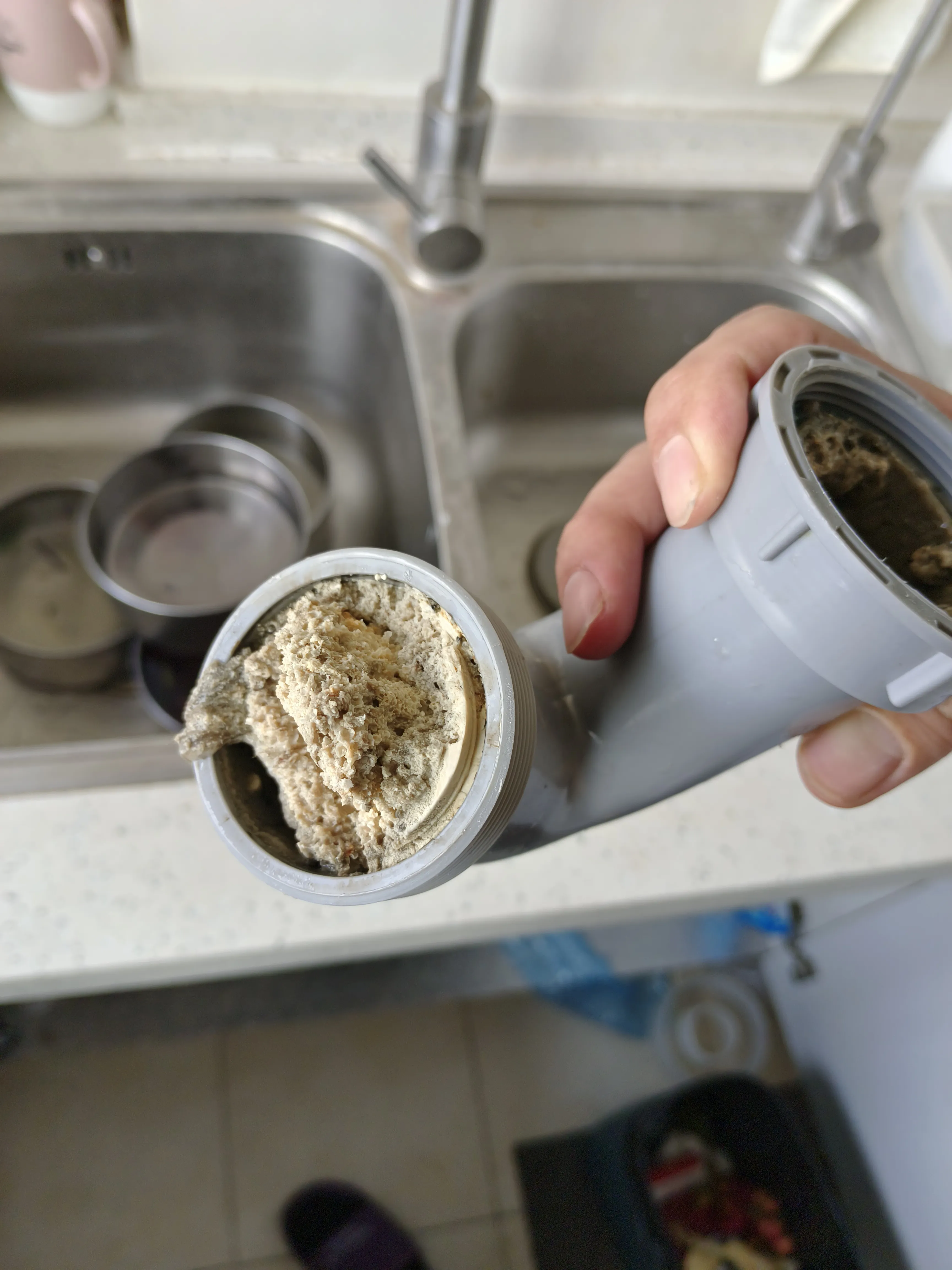 最近发现厨房的下水特别的慢，今天正好休息，就给下水管卸下来，发现里边白色的东西都