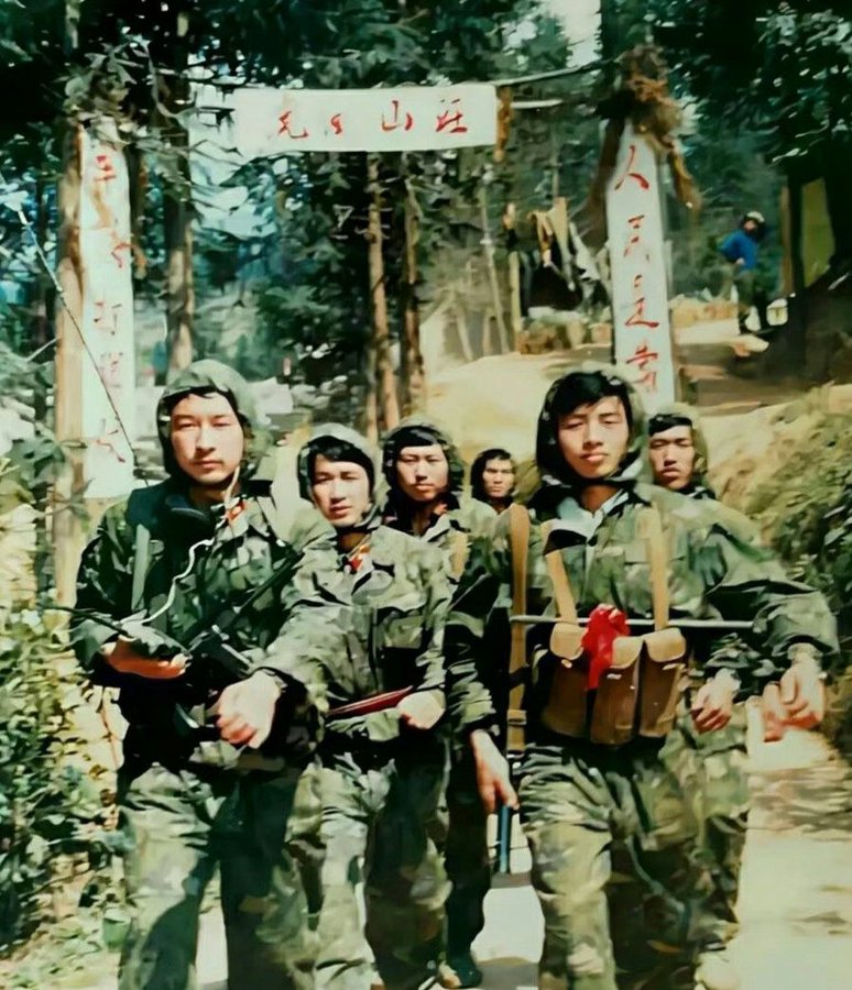 上世纪80年代，云南老山前线侦察兵整装待发，个个精气神十足，信心满满。致敬边防英