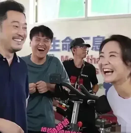 贾玲的喜剧团队真是找到了赚钱的诀窍。他们的做法是，先在国外挑一部不是特别火的电影