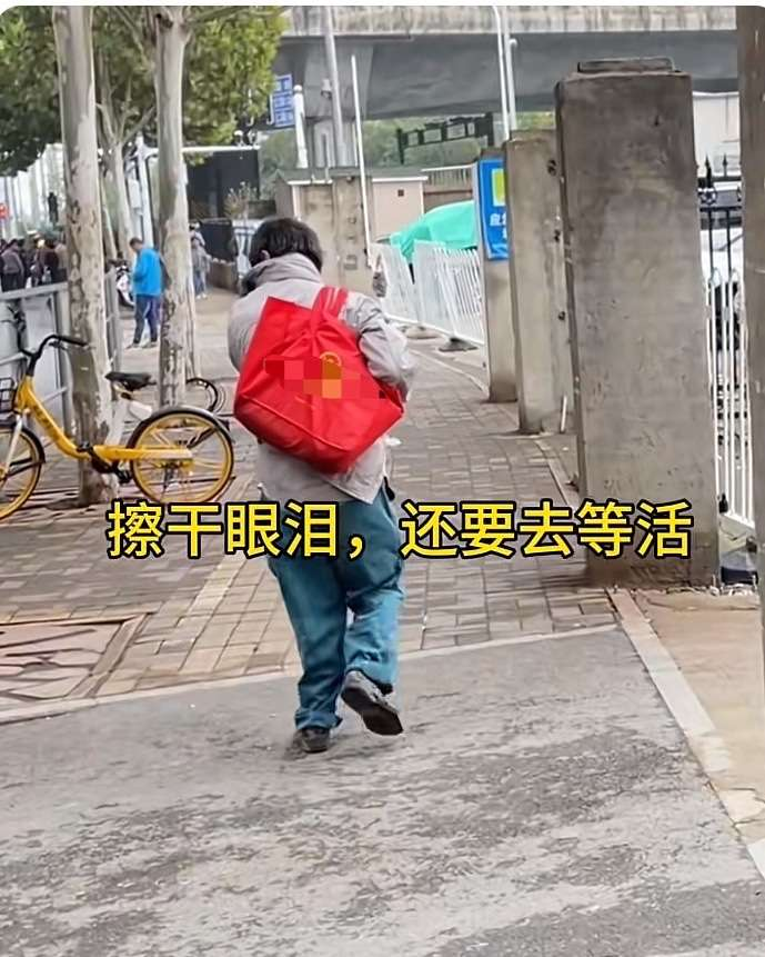 “看哭了！”安徽，59岁大叔患有软骨病找不到工作，只能在外面打零工，为了省钱，每