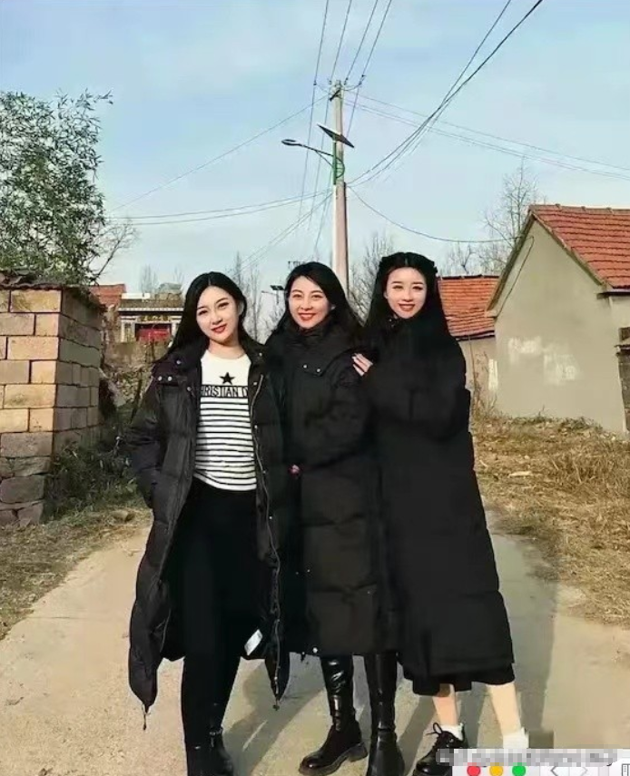 去年过年我们三姐妹在老家合影。站在C位的是大姐，她在县里的小学教书，虽然工资不高