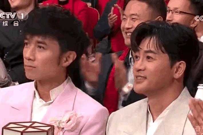 不比不知道，一比吓一跳！
古巨基，72年生人，今年52岁。无论是脸，还是神情，都