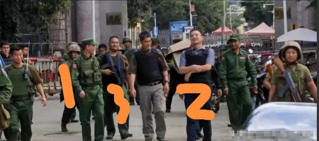 彭德仁今天来到清水河口岸了，旁边1号服装虽然换了，但看那挺拔的身躯和那小拳头你熟