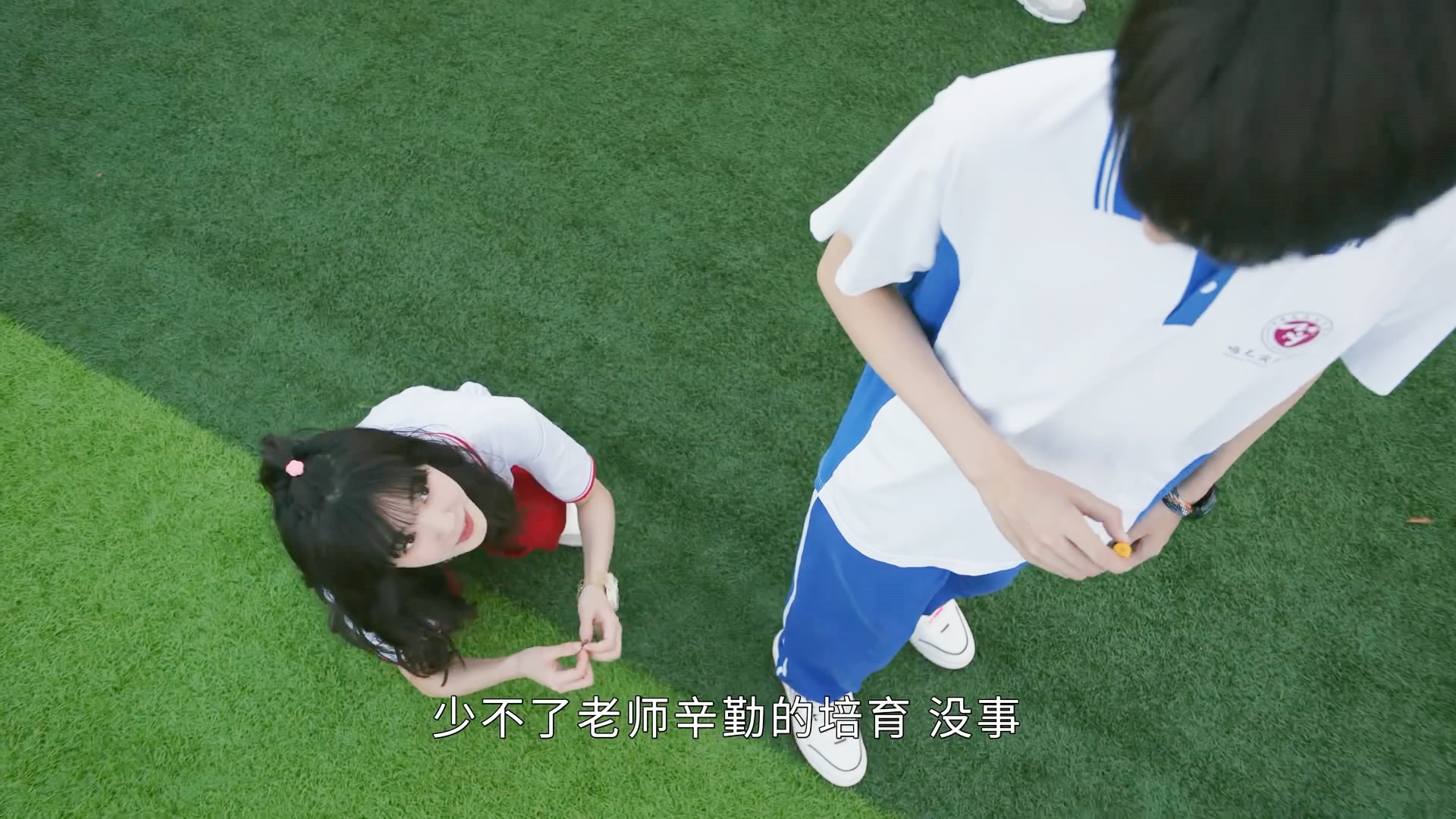 从边晓晓第一次出场的这个镜头，就可以看出她的性格以及她在剧中的人设。
边晓晓是典
