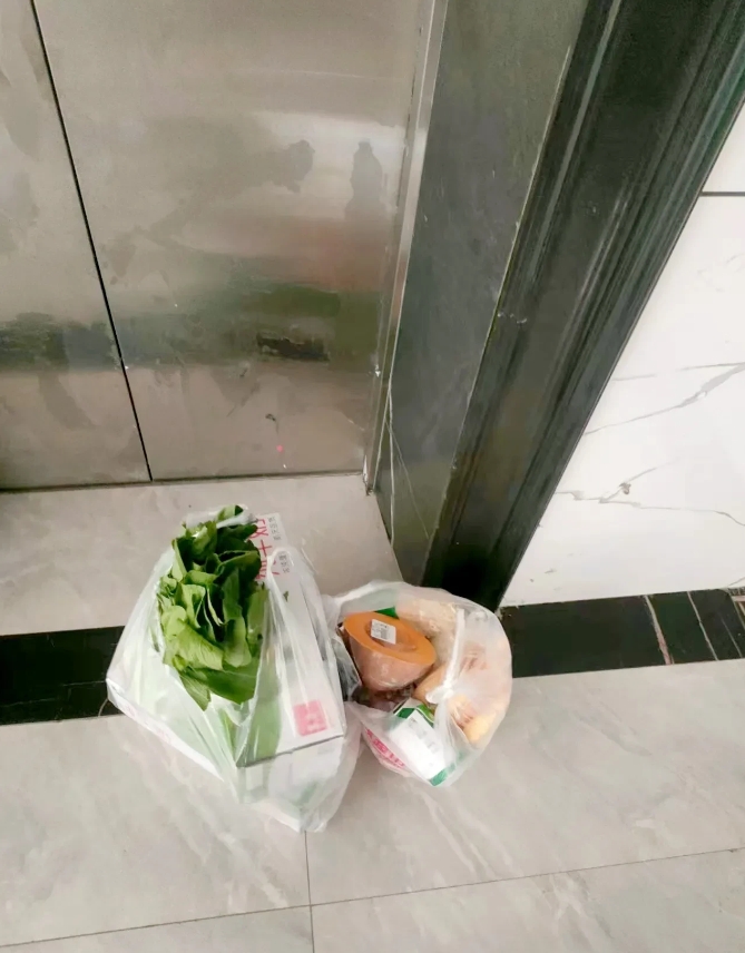 
刚才坐电梯时，有个陌生女人问我住几楼?我随口说了一句4楼。结果女子的反应，让我