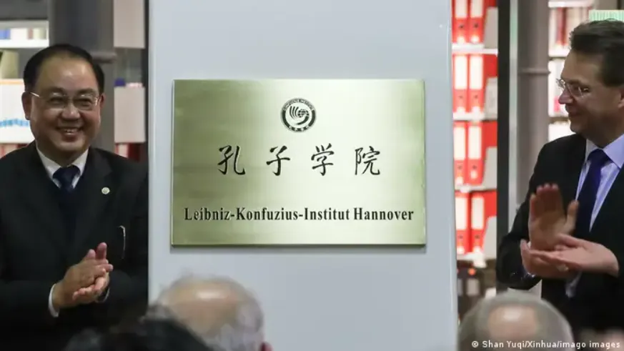 德国之声报道：“美国报告显示，曾经在全美各地广设超过百所的中国孔子学院几乎都已经