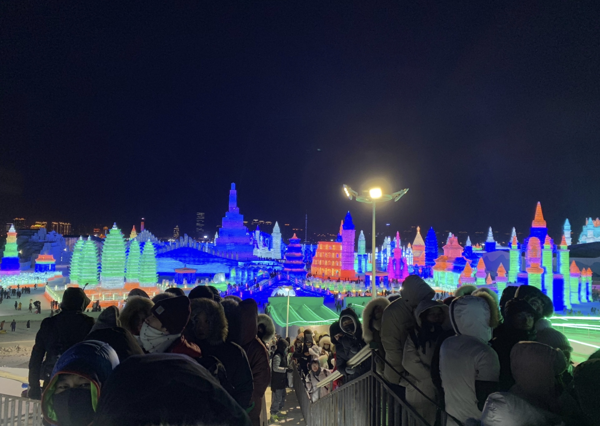 哈尔滨冰雪大世界致歉
哈尔滨已经零下30度了，虽然冷，但是冰雪大世界已经开园了。