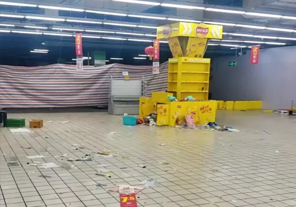 真惨烈，青岛市南家乐福彻底凉凉了。一切众生都结束了。

二十年前，香港中路、东海
