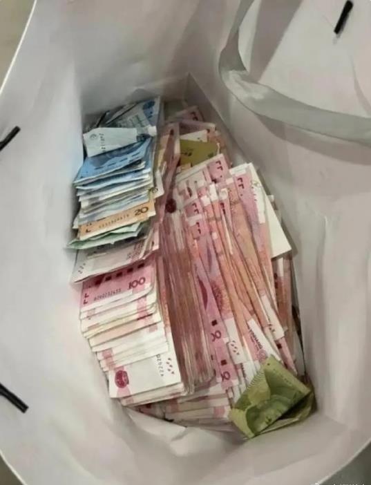 昨天我去银行取了50000元，结果银行的工作人员跟我说：“取50000元以上的金