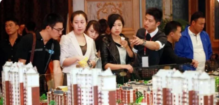 房地产中介们似乎都在热衷于谈论房价腰斩、暴跌的话题，这种悲观的情绪弥漫在整个行业
