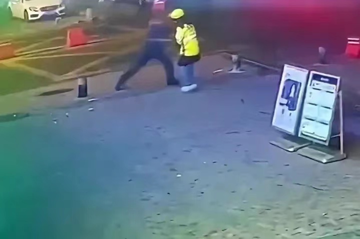 多大的仇啊，一名保安可以对着毫无抵抗的女性外卖员下死手！

只是因为外卖员要把电