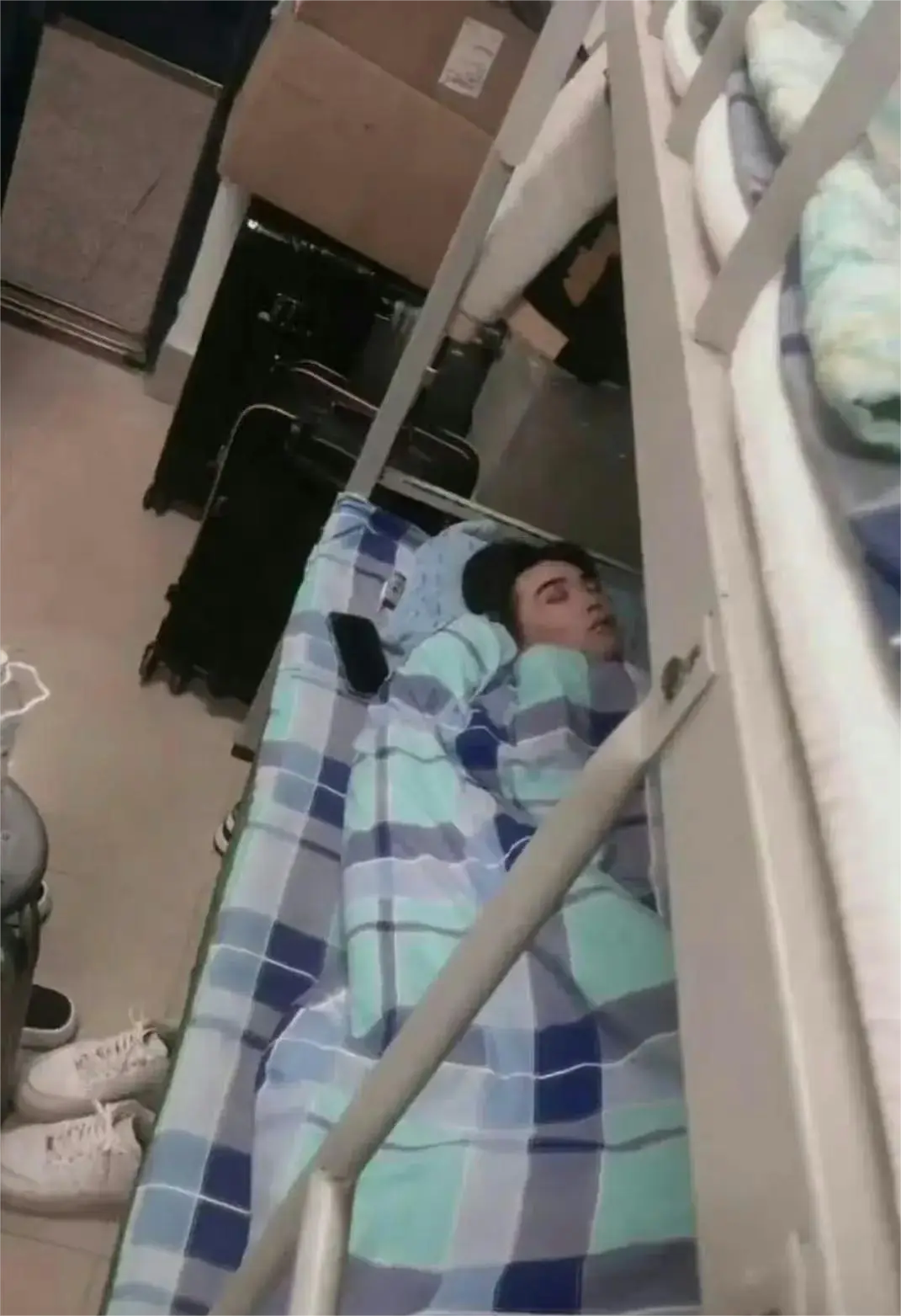 舍友睡了一天一夜，我要不要叫醒他？