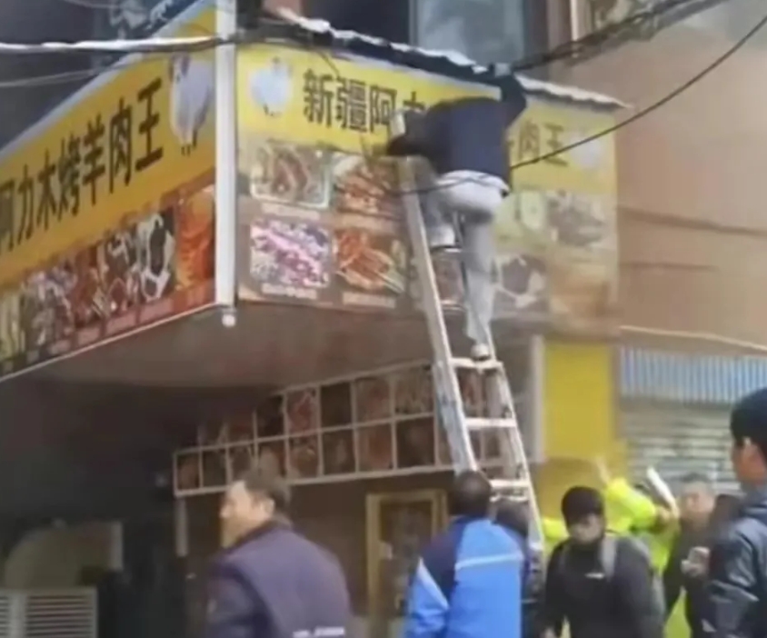 近日，江西发生一起特大火灾，事故造成40多名大学生死亡，令人悲痛不已。在此，我们