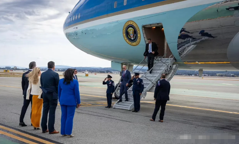 如果不是相机拍下来我还不敢相信美国大兵居然还有佝偻者，要知道这可是正在迎接总统的