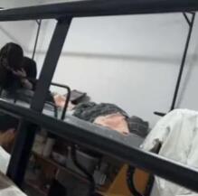 浙江嘉兴学院，男同学带女朋友带回寝室当众啪，下面还有人在打游戏 视频被室友拍下来