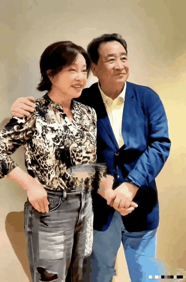两位老搭档见面了很激动，还记得他们在1983年共同主持第一届春晚的画面吗？