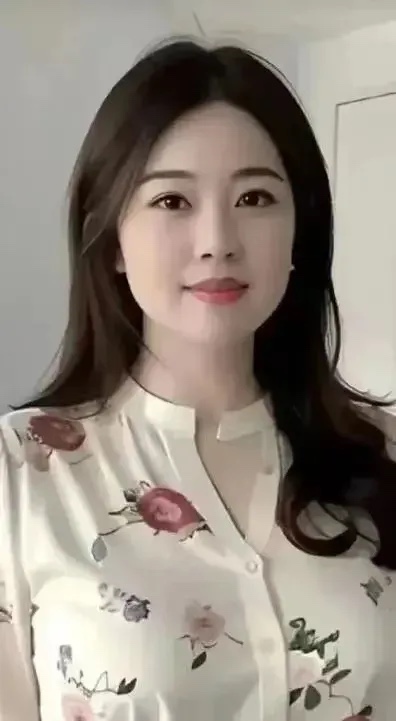 和老板出门吃饭，两个人吃了 800 块钱，我扫了码，把钱付了，就和老板一起离开。
