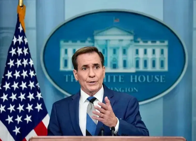 刚刚拜登正在演讲，秘书过来耳语一句，立即终止讲话，跑向作战室……。 
     