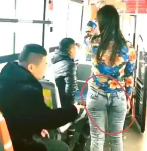 昨日下班后，我坐在公交车上，目睹了一幕令人匪夷所思的场景…公交车到站后，一名穿着