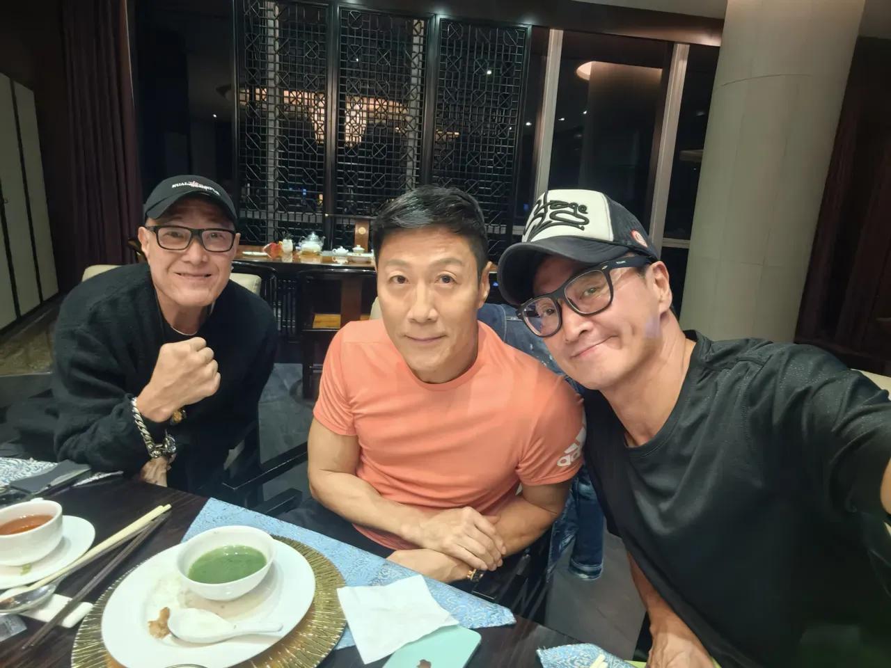 我就认识一个何家劲，左边带眼睛的是李连杰吗？