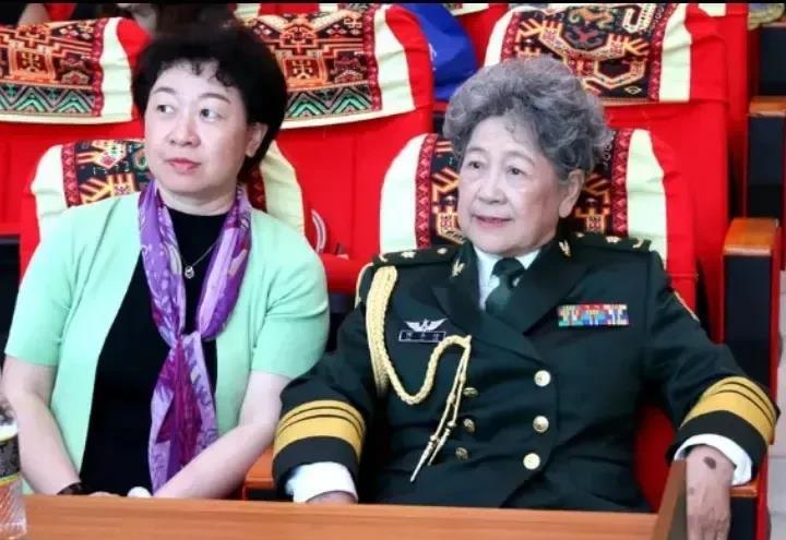 能认得出右边穿军装是谁吗？估计能认得出也得50到60后了。
在60多年前，她是银