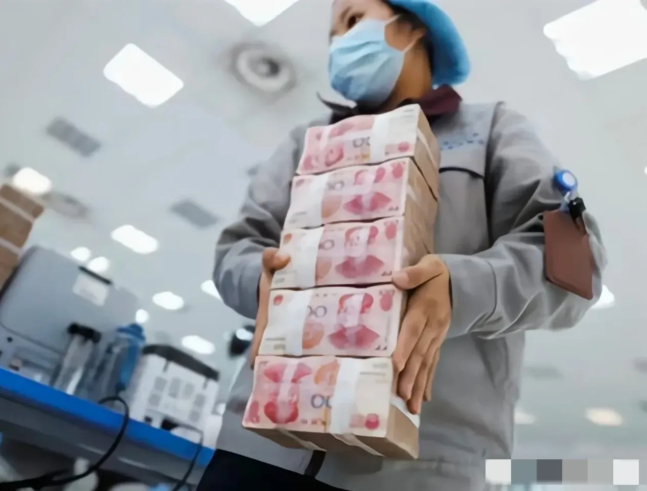 印钞工每月才3000工资，为什么从来没听说过有员工辞职。
其实很多人不知道，印钞
