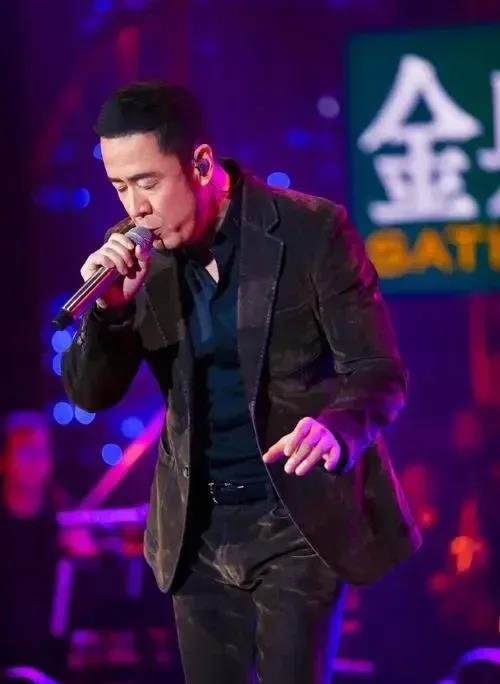 近日，杨坤的江苏盐城演唱会，当晚现场才来了万分之一，安保人员都比歌迷多！还没有马