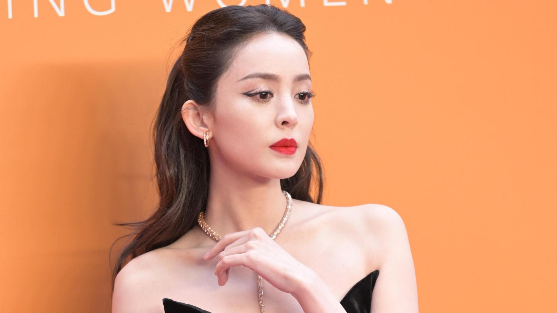 这一夜，女明星冶艳奔放！透视连体衣，深V开到腰部，戴580万项链