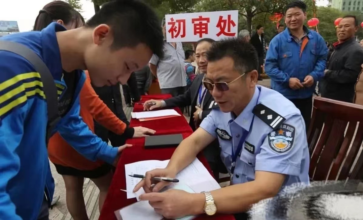 我爸爸犯错，跟我有啥关系”？政审员一席话，怼得学生无地自容

我爸爸犯错，跟我有
