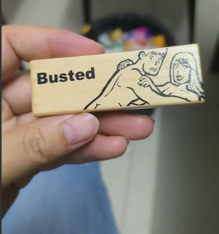 真的是心痛。为什么要让我们的孩子过早的接触这些东西？儿童积木上印了此画面，这不是
