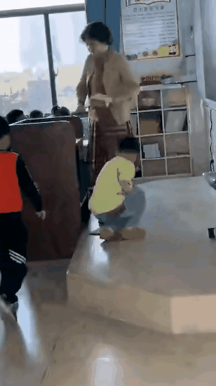 扔作业本的老师被辞了，可是却开心不起来。
老师在讲台上扔作业本，孩子们在地上捡，