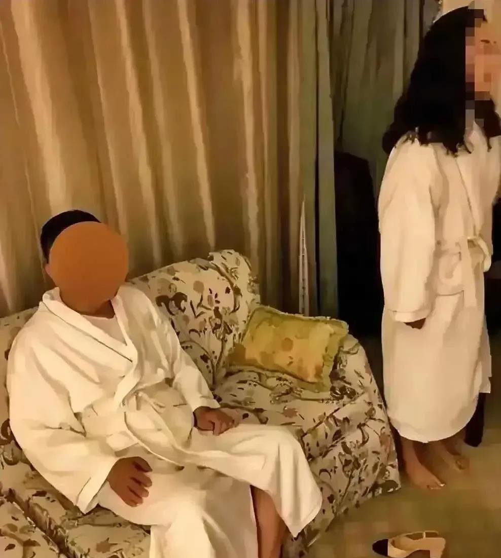 一名女子到矿地探望丈夫，晚上就住在矿工宿舍。在夜晚睡觉中发生关系，第二天才知道，