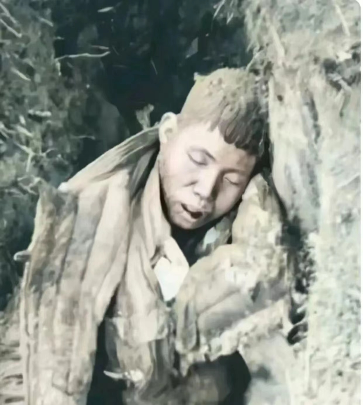 这是一位不到20岁的志愿军战士，打退敌人数次进攻后疲倦不堪睡着后再没醒来。
他被