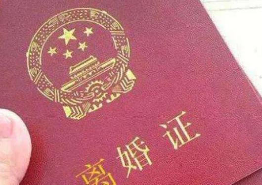 你可能想不到，汪峰离婚了四次，他的手上却没有一本离婚证
很多人不清楚原因，说明大
