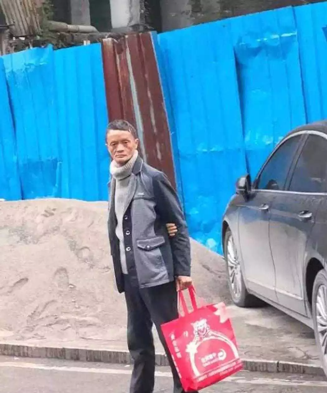 仔细一看，确实有点面熟，但是又想不起来
