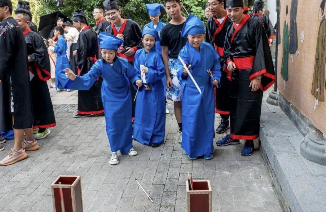 古代人玩游戏吗？
古代宴席上的游戏很多，民间流行喝酒，划拳，而飞花令这种古人饮酒