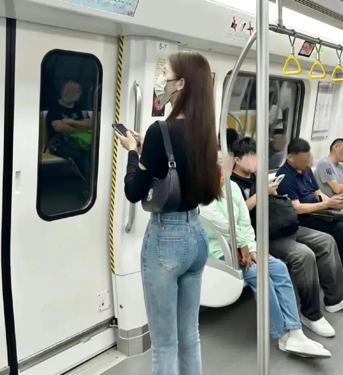 我实在是有点想不通，每次上班我看到我们公司23岁的前台小妹妹，每月工资收入才40