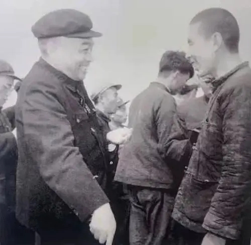 1965年，国际环境日益恶化，为确保国家安全，毛主席决定重用彭德怀参与国防建设，