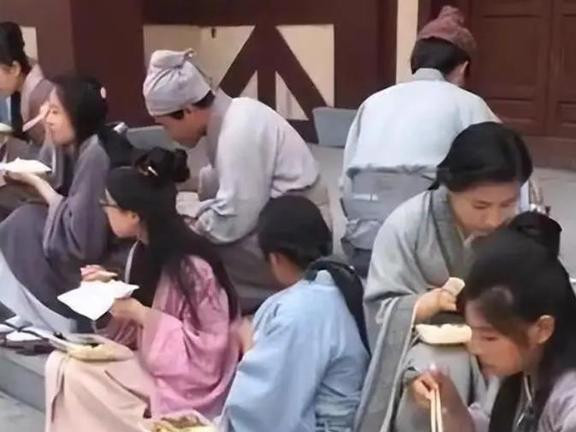 横店20万群演：人工美女泛滥成灾，懒汉遍地，这些人该往哪里走？
