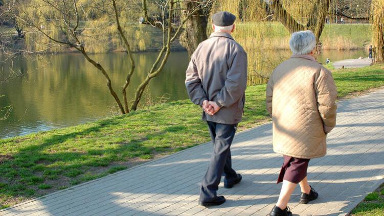 70岁是寿命关键期？不论男女，走路有这5个表现，不想长寿都难