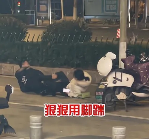 18岁女儿欲跟35岁男子私奔，父亲劝阻反被踹：他对我好，我情愿。
      1
