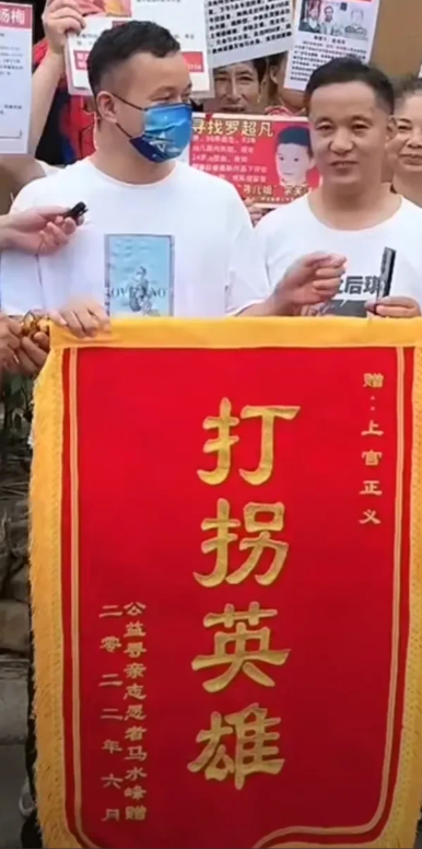 英雄，不管你去见什么局长或者市长也好，都要注意安全。那些人明知道自己犯的死罪，都